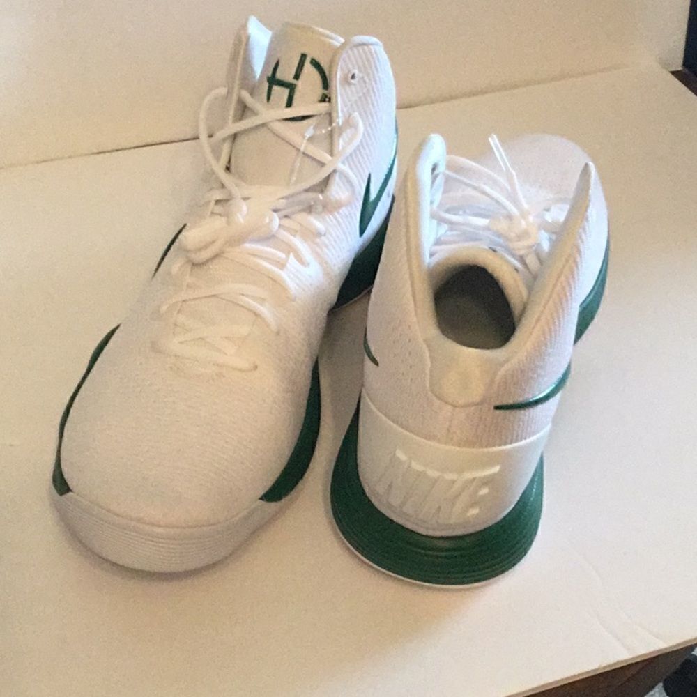 Men’s NIKE HD B BALL sneakers in the 18 NWOT